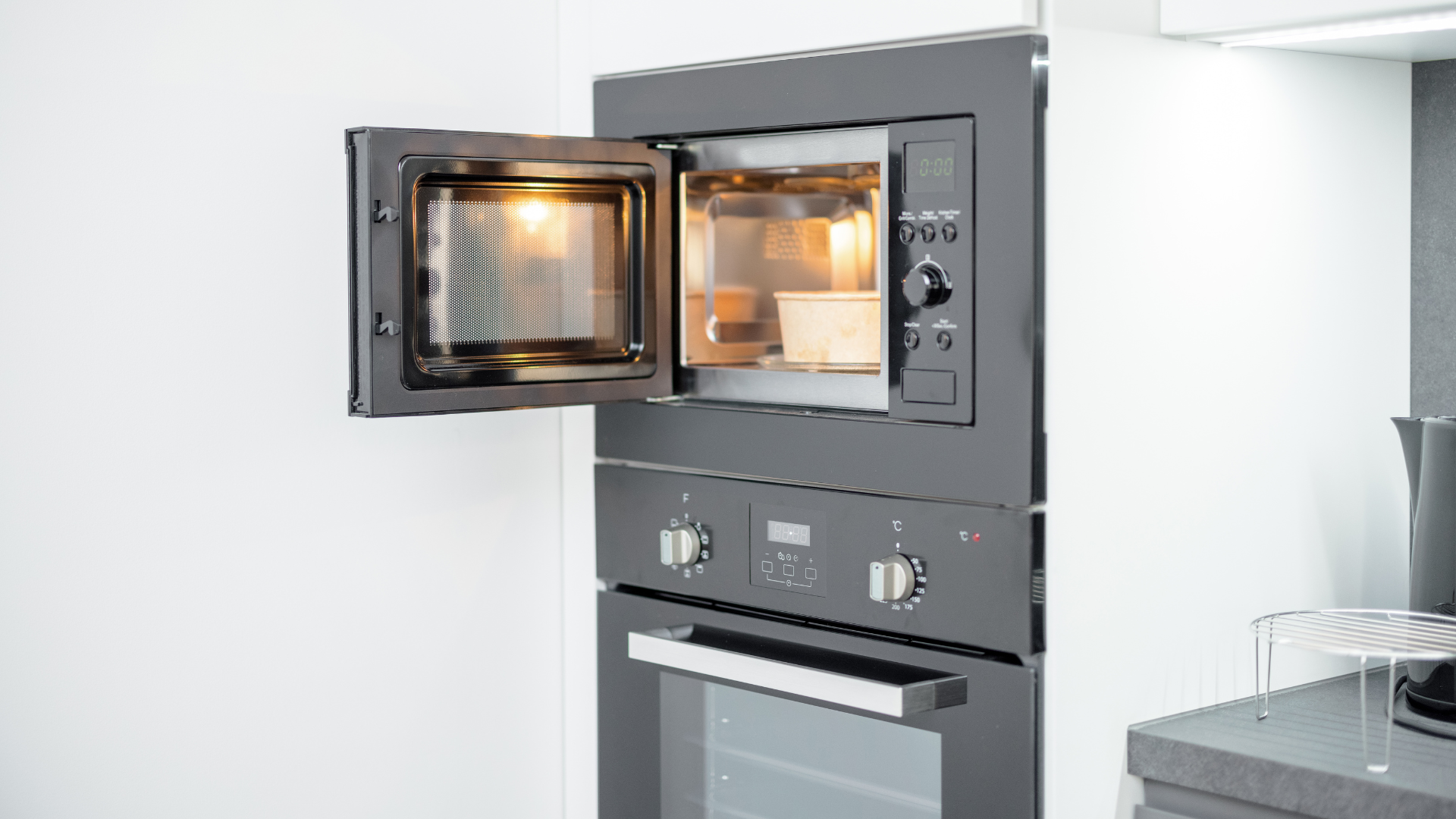 Entdecken Sie 5 praktische Tipps, die Ihnen beim Austausch von Küchen-Geräten helfen. Erfahren Sie, worauf es bei der Auswahl, Planung und Installation ankommt, und sparen Sie Zeit und Geld.